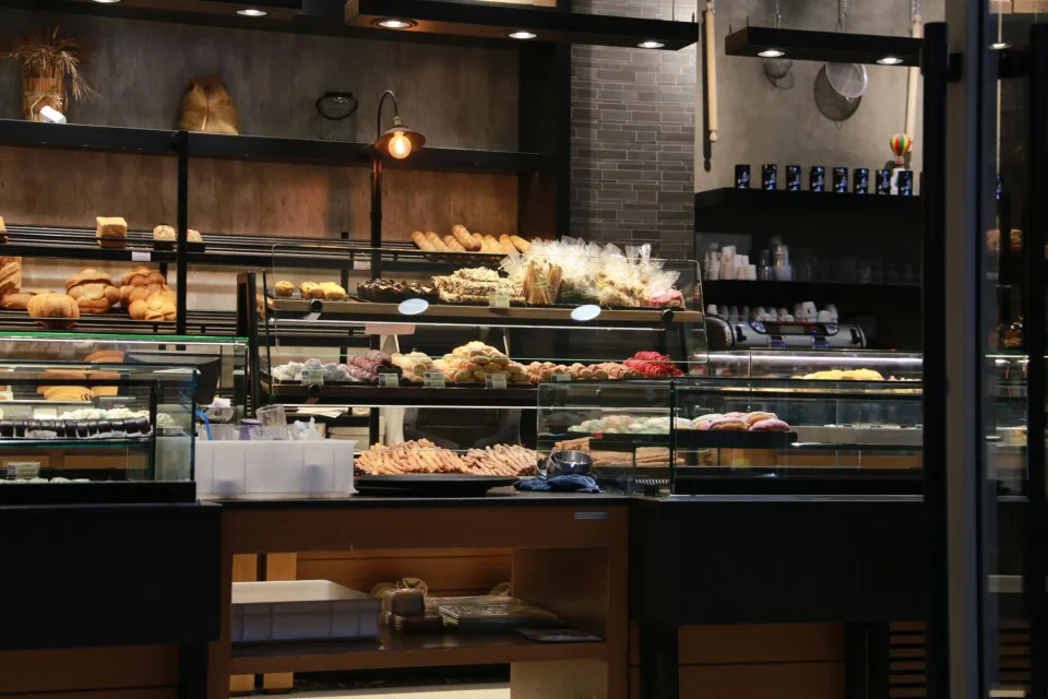 Quầy bánh nhìn thấy bếp